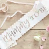 Ordensbånd / Sash: Personlig tekst - "Mummy To Be" - Hvit - 11cm B x 76cm H - Bilde 2