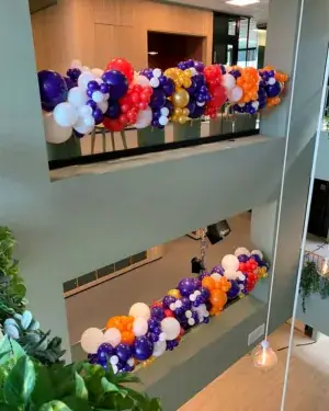 Ballongdekor fra oppdraget: kontorfeiring på Sopra Steria i Posthuset med fargerike buer og buketter