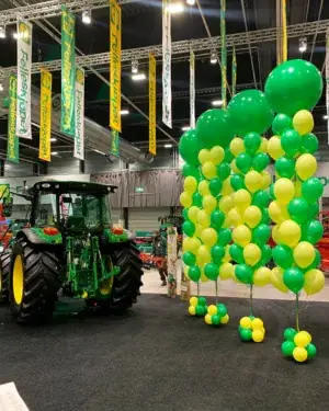 Ballongdekor fra oppdraget: Felleskjøpet på Agroteknikk-messen med bukettsøyler i John Deere-farger