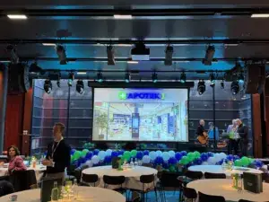 Ballongdekor fra oppdraget: ballongbuer i grønt, blått og hvitt til Apotek 1-konferanse
