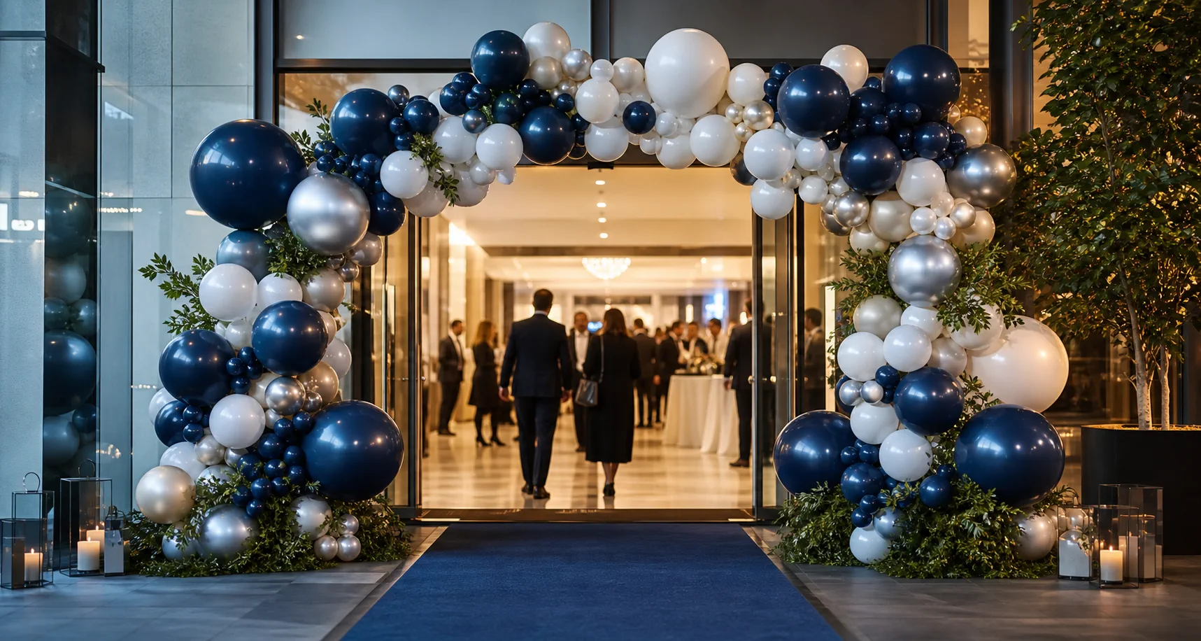 Ballongdekor ved inngangen til et bedriftsarrangement