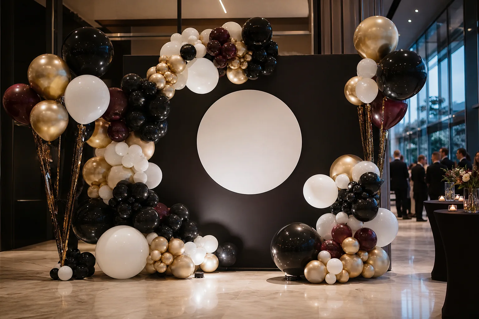 Logoballonger brukt sammen med en foto- og brandflate