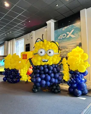 Ballongfigurer av Minions ved Ringen Kino