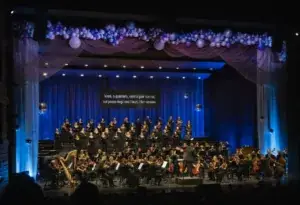 Ballongdekor over scenen under en forestilling i Den Norske Opera og Ballett