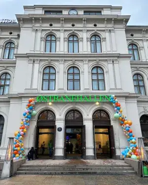 Fargerik ballongdekor ved inngangen til Østbanehallen