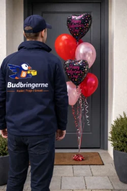 Bud fra Budbringerne med røde og rosa ballonger ved en inngangsdør