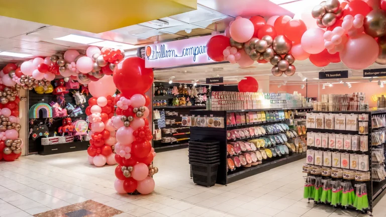 Butikken med ballongdekor og hyller med festartikler